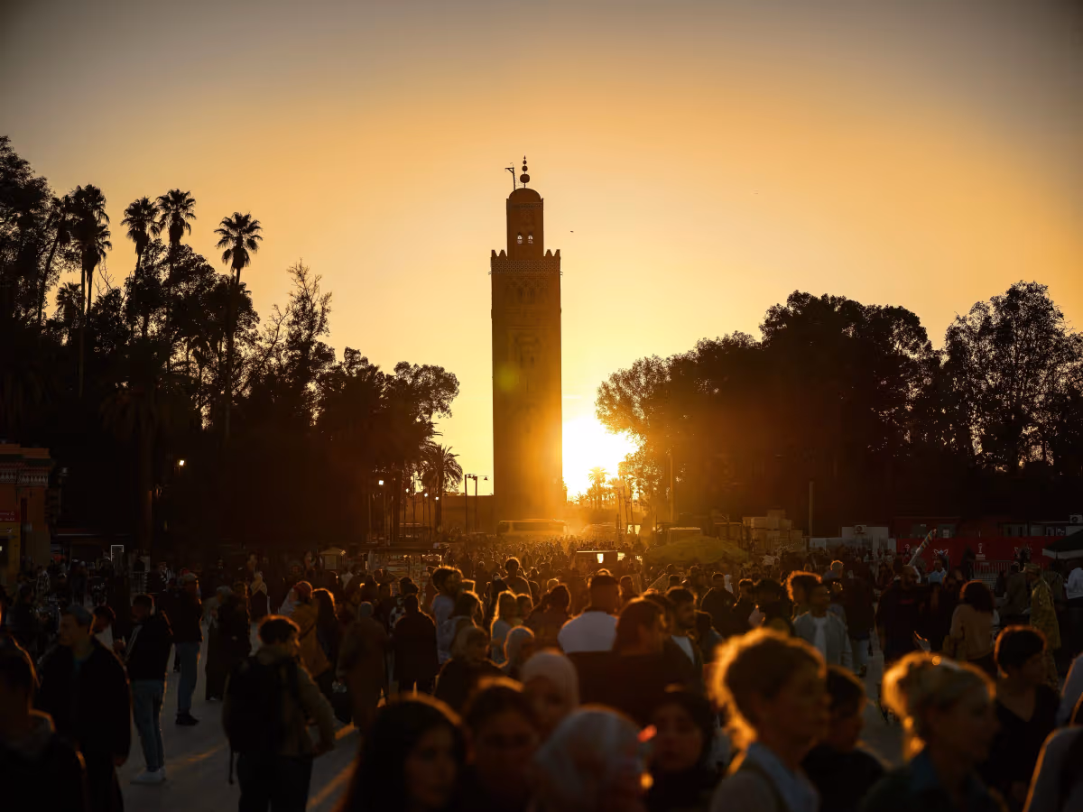 trips to marakech , Place Jemaa el-Fna animée au coucher du soleil